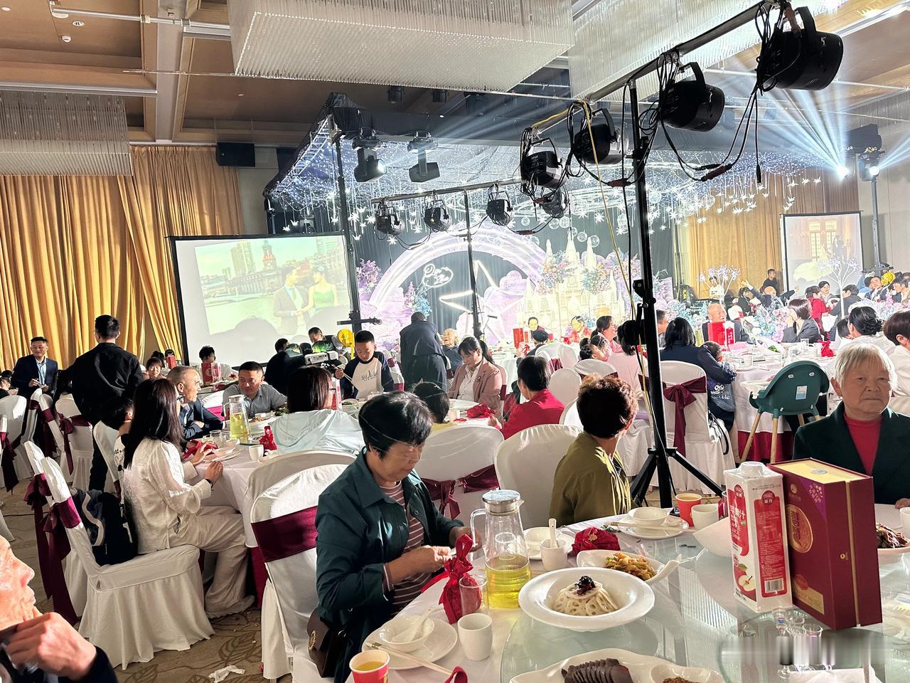 国庆佳期喜宴开，
亲缘晚辈结良才。
吾为长辈心欢畅，
祝福声声满玉台。