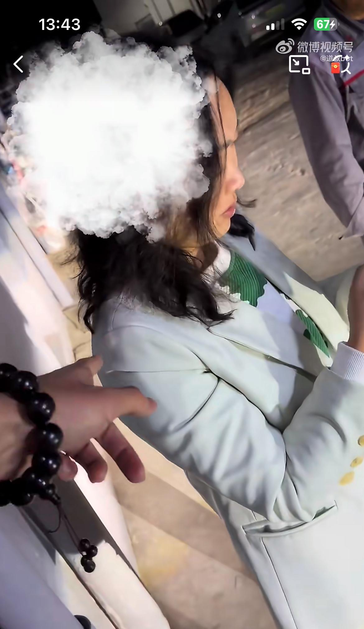 见识一对耍无赖的上海夫妻，他们驾驶特斯拉和一辆电瓶车发生碰撞，意外又刮蹭了一台奥