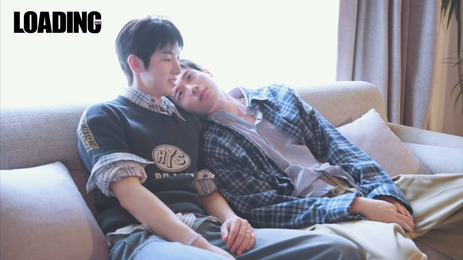就这样对视然后萌萌的笑场😽