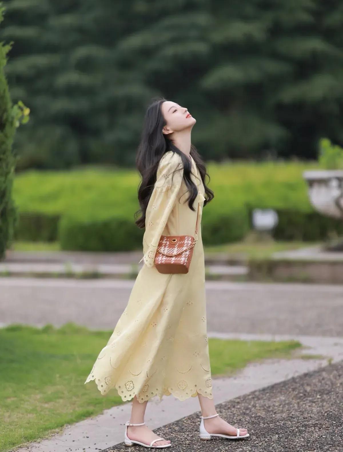 这套穿搭是清新温柔的鹅黄森系仙女风，把柔和色调与精致细节融合得很适配户外自然场景