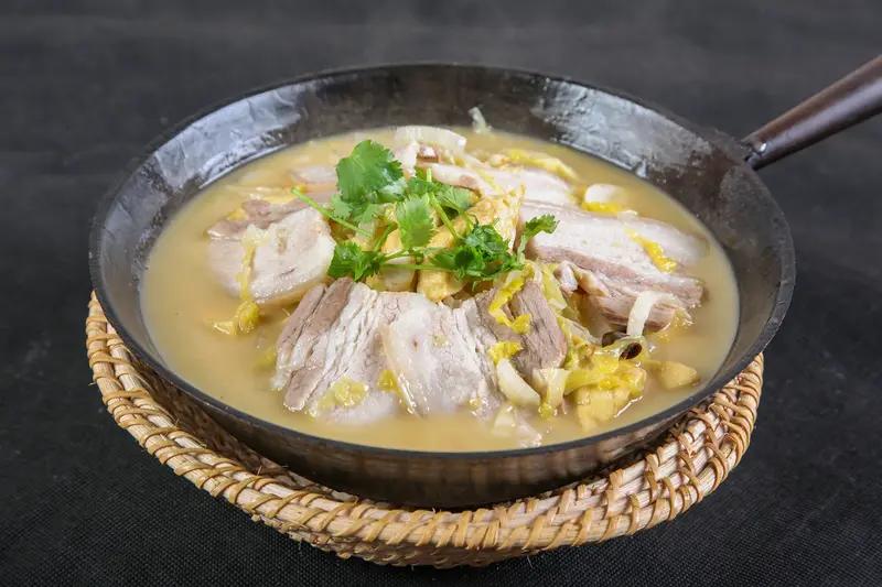 “五花肉炖酸菜”这道菜一报出来，妥妥证明我是东北那旮旯的人！这道菜可太有东北特色