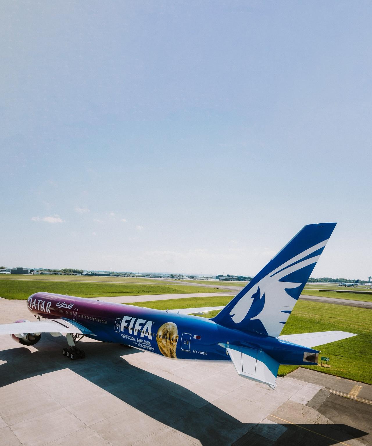 近日，卡塔尔航空为2026年世界杯推出主题涂装，飞机尾部有“FIFA”标识和大力