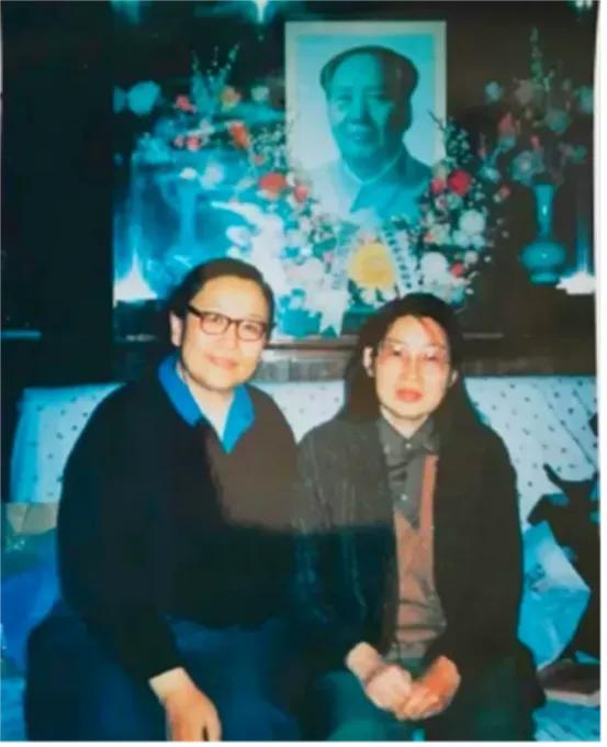 90年代，李敏和李讷姐妹，留下的一张合影，照片中的她们并排而坐，看起来非常的温馨