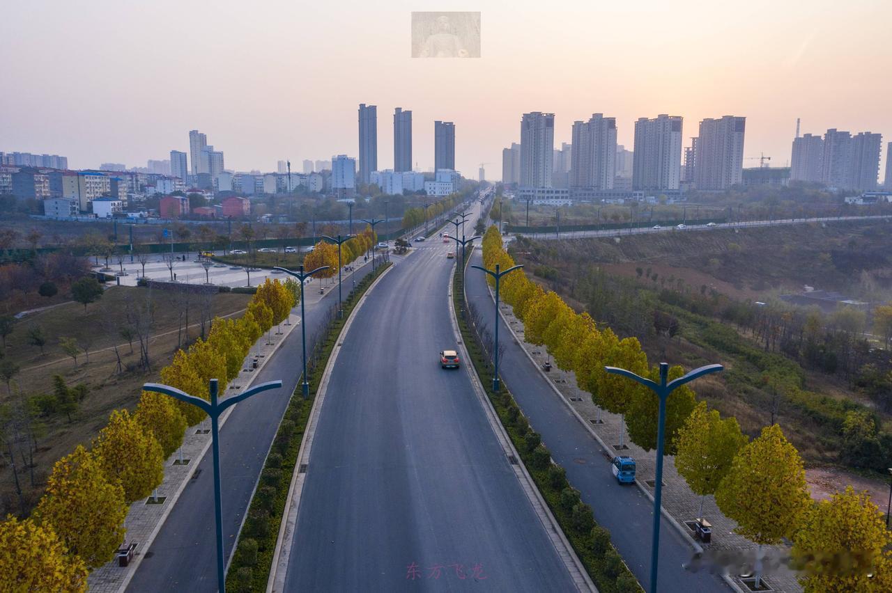 航拍一般人没发现，洛阳市孟津区龙泉谷的风景很美。特别是初冬时节，谷底道路上茁壮生