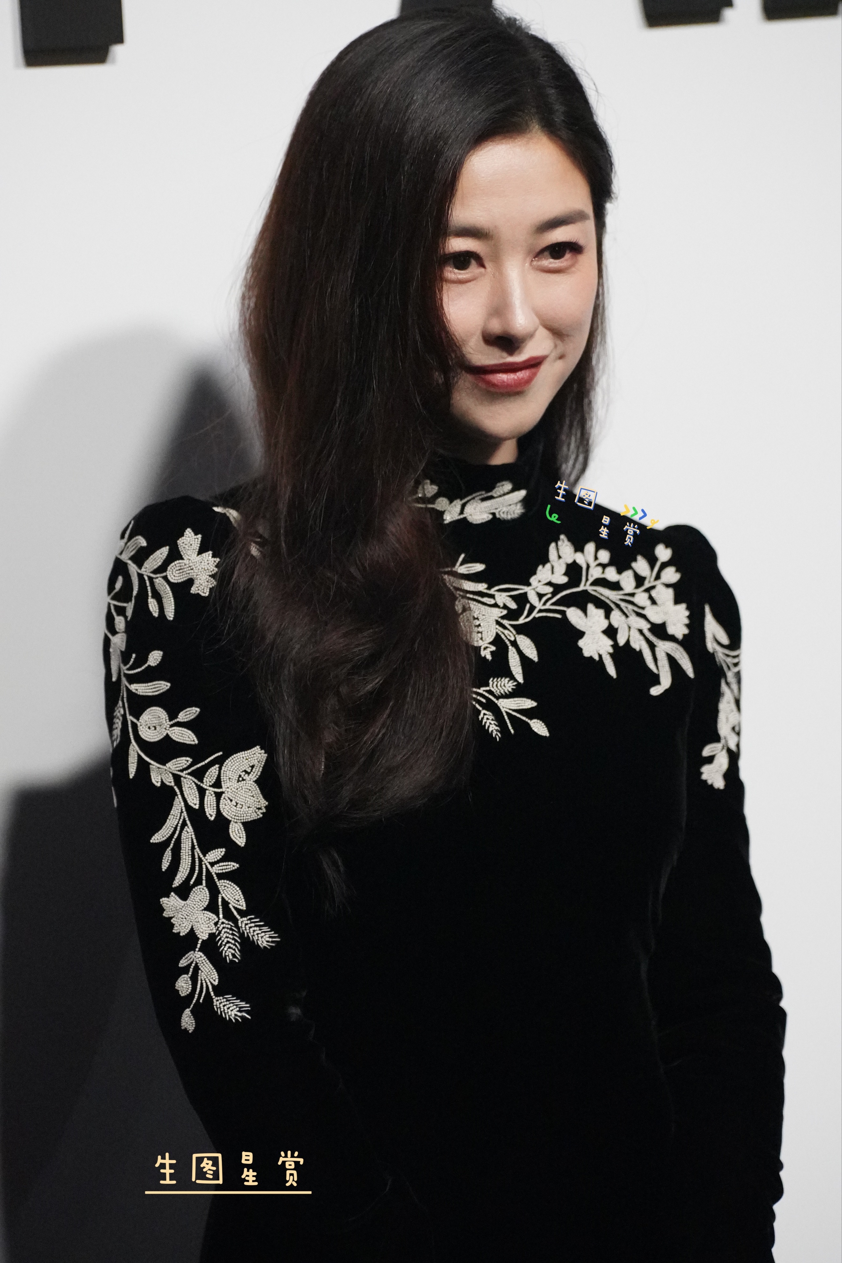 朱珠复古旗袍亮相Dior上海展览笑容迷死人，侧脸杀🖤