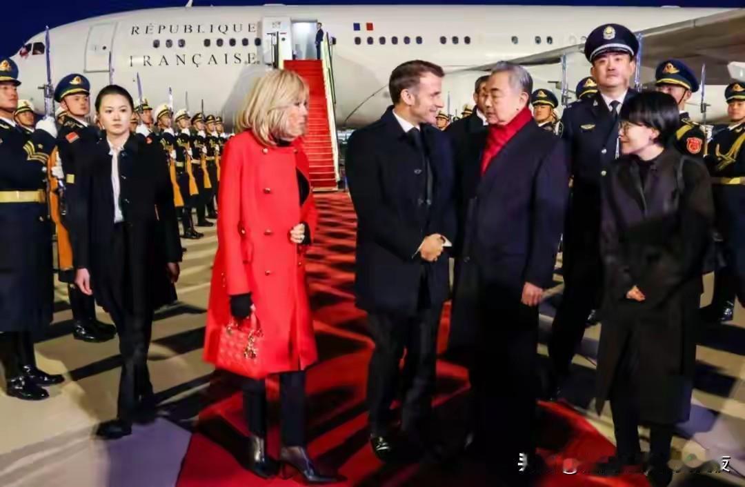 甩开欧盟访华的马克龙，笑得合不拢嘴，料到此行不会空手而归？