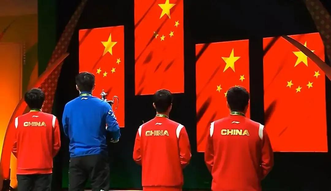 樊振东笃爱蓝色

在国歌的演奏中，四面五星红旗冉冉升起，樊振东、王楚钦、马龙、梁