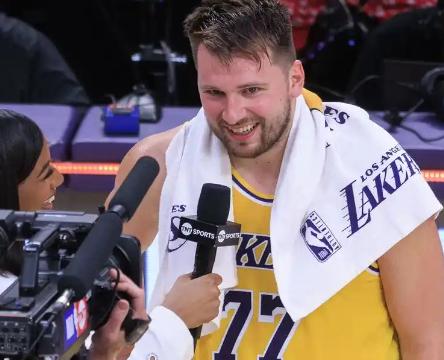 北京时间3月15日，湖人127-125战胜掘金。比赛最后3秒，东契奇面对斯潘塞-