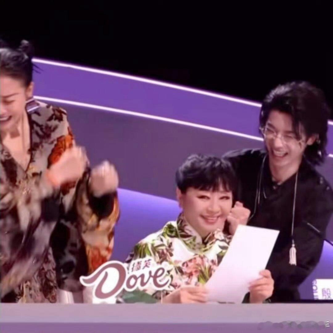 没有人会不喜欢那英和华晨宇，殷秀梅老师对这俩也是宠啊！那英、华晨宇两人对殷秀梅老