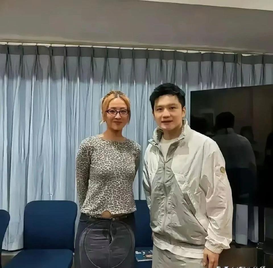 我反复放大陈奕迅老婆的照片，才发现那件被全网嘲笑的“反穿衣”，根本不是时尚灾难。