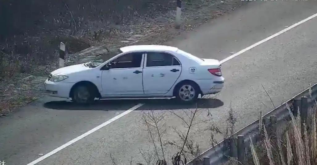 无知者无畏！四川，一男子开车带着妻女去外地探亲，结果跑高速时发现下错了收费站，为