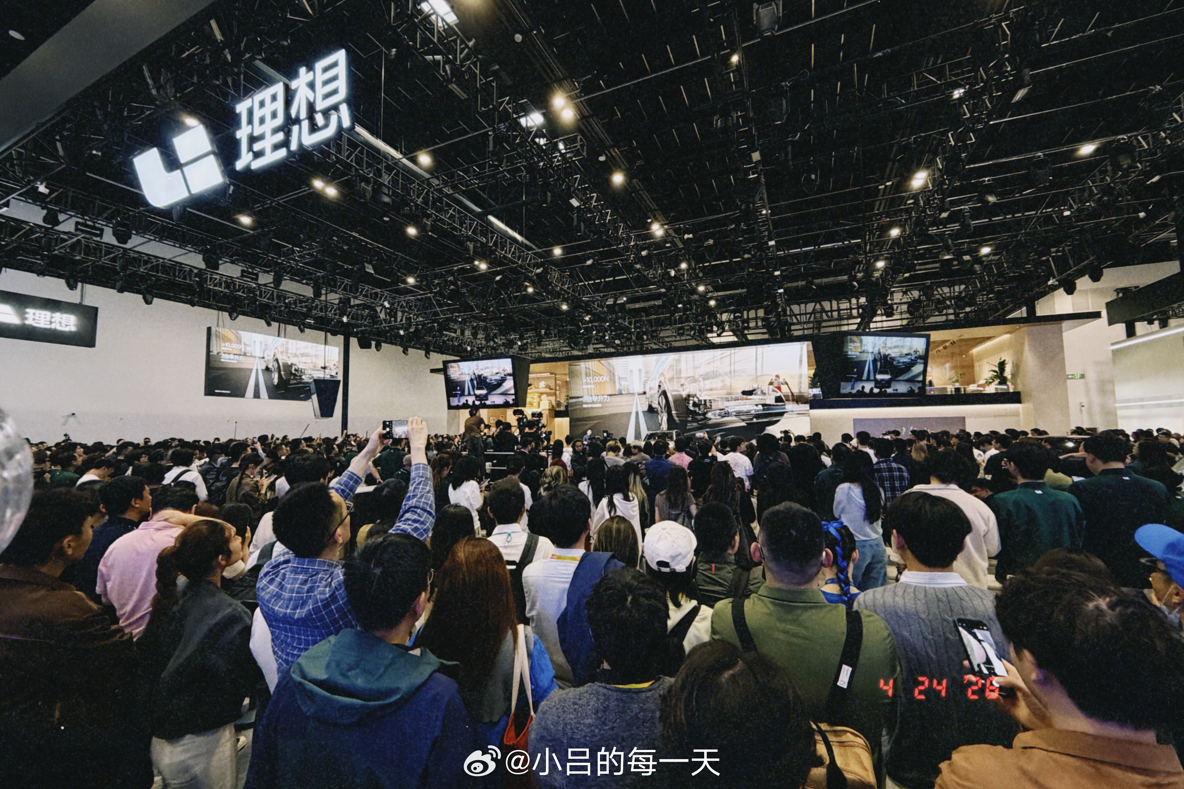 全新一代理想l9 22年6月理想汽车发布了全尺寸旗舰suv——理想L9，上市72