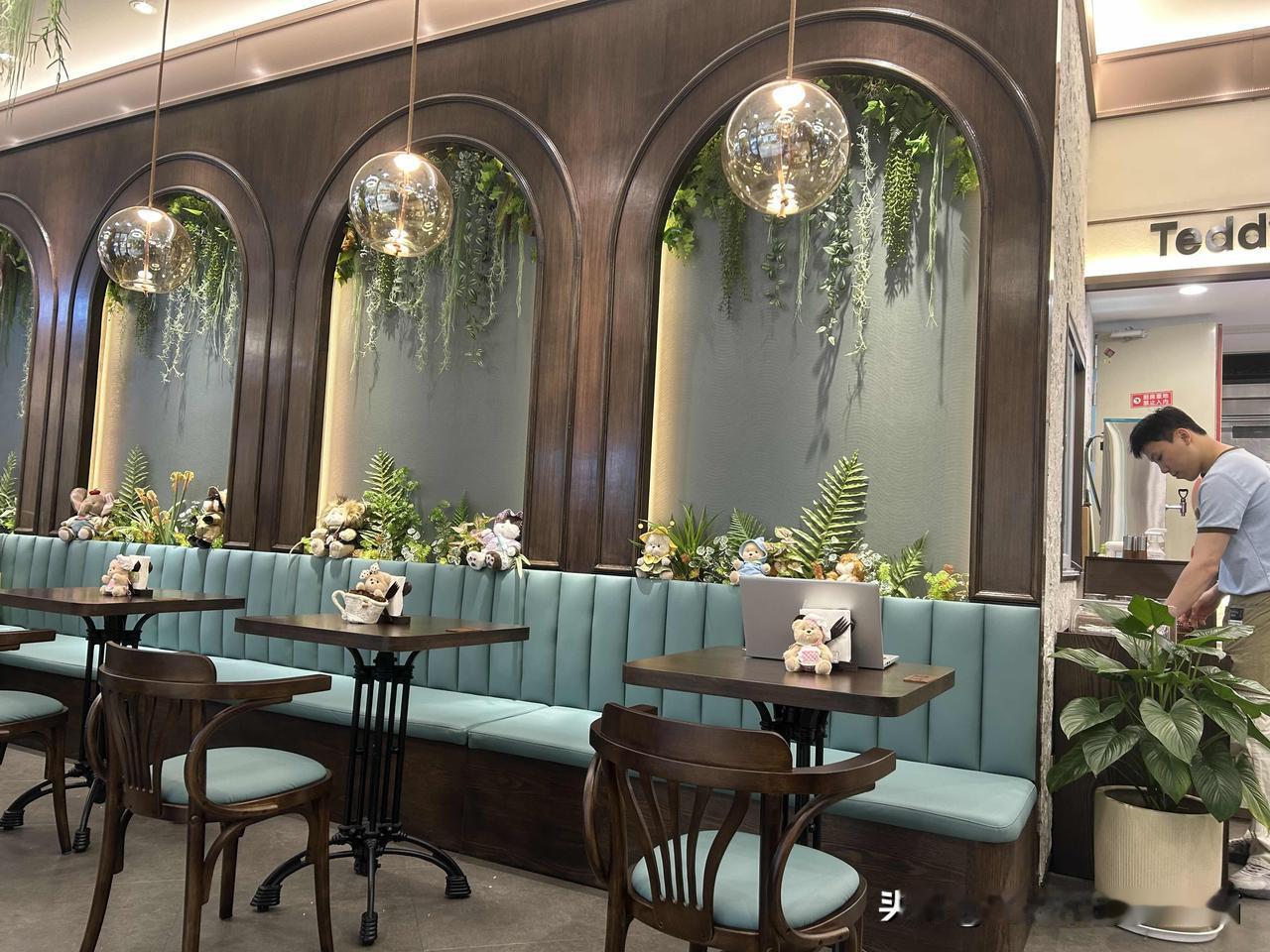 一个在头条上的网红，每个月依靠写点家长里短的文章，自诩简单到“弯腰捡钱”，每月入