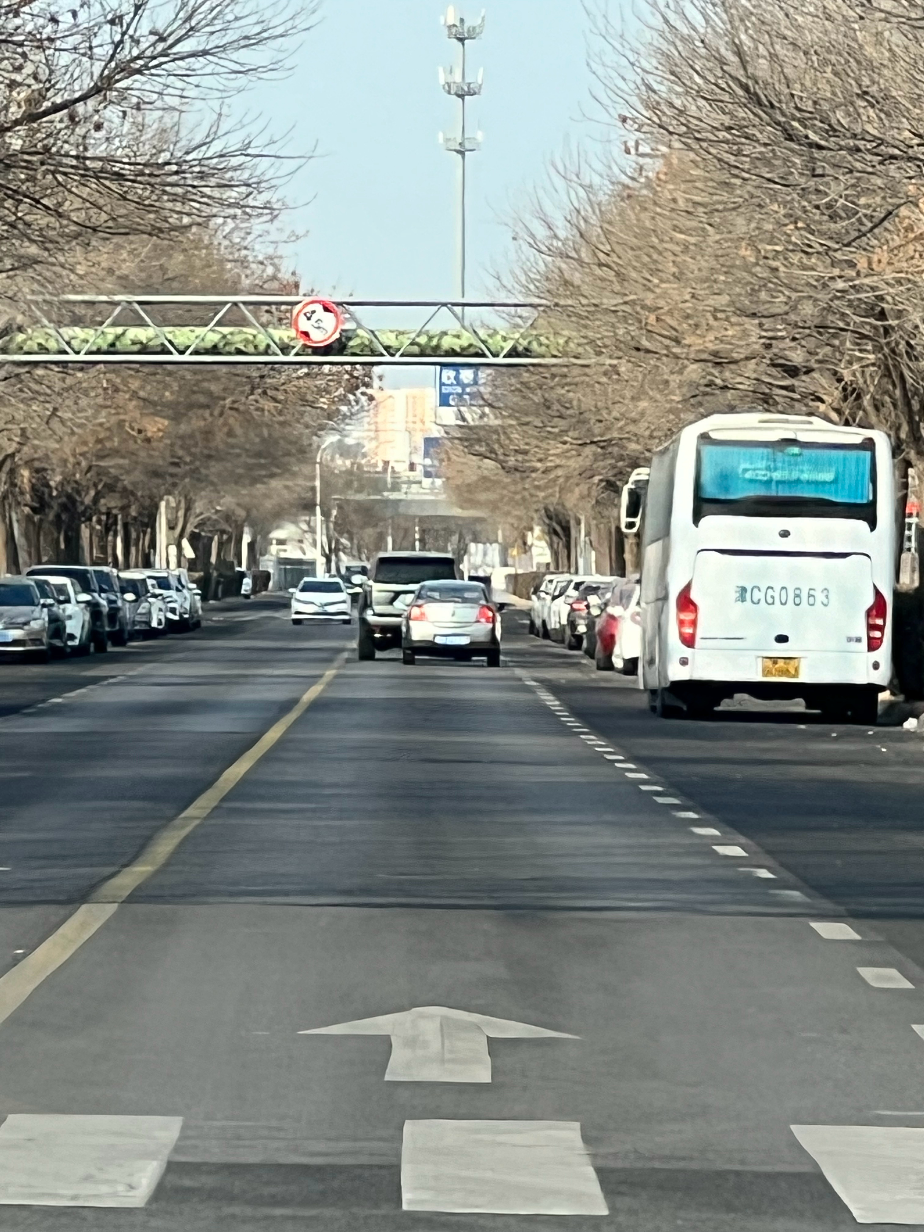 凯雷德的尾灯，辨识度太高了远看好像是台凯雷德，当他尾灯亮起的时候，确定了就是凯雷