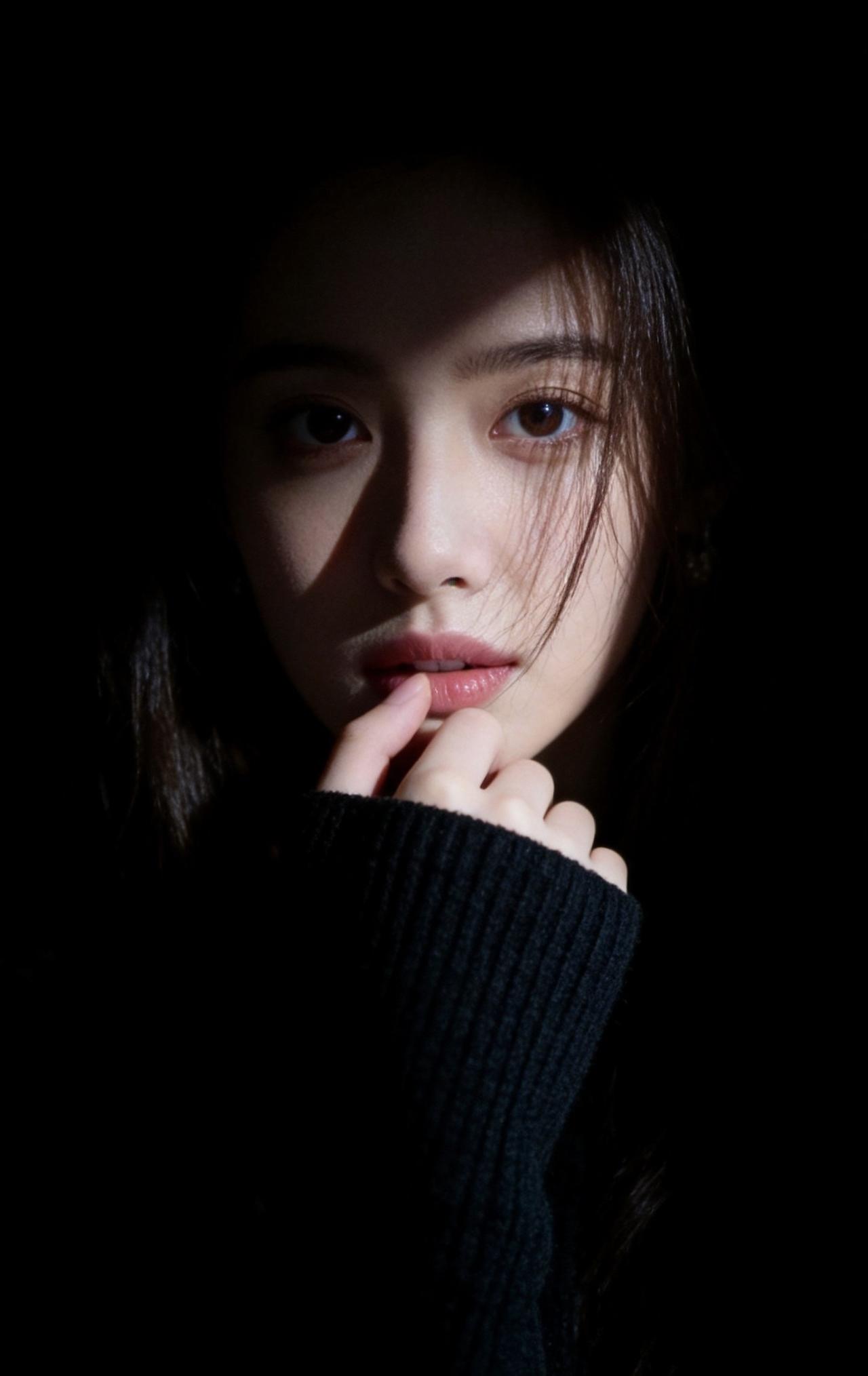 精美壁纸（752）🌈
📝纯黑背景下，一位二十岁中国年轻女子立于画面中。一束边