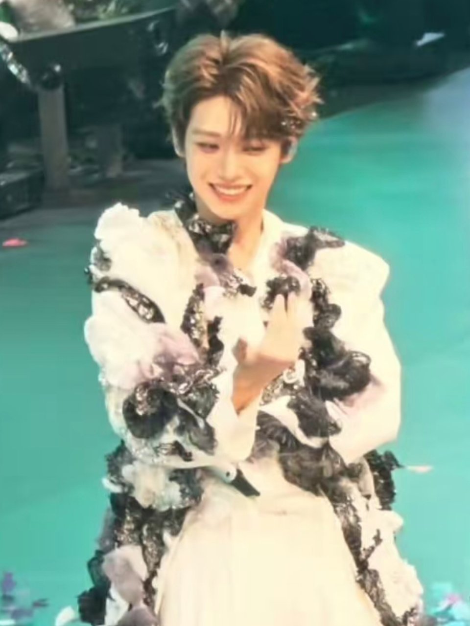 淡妆的时候是可爱是萌，妆稍微浓一点就会勾人魅惑。 