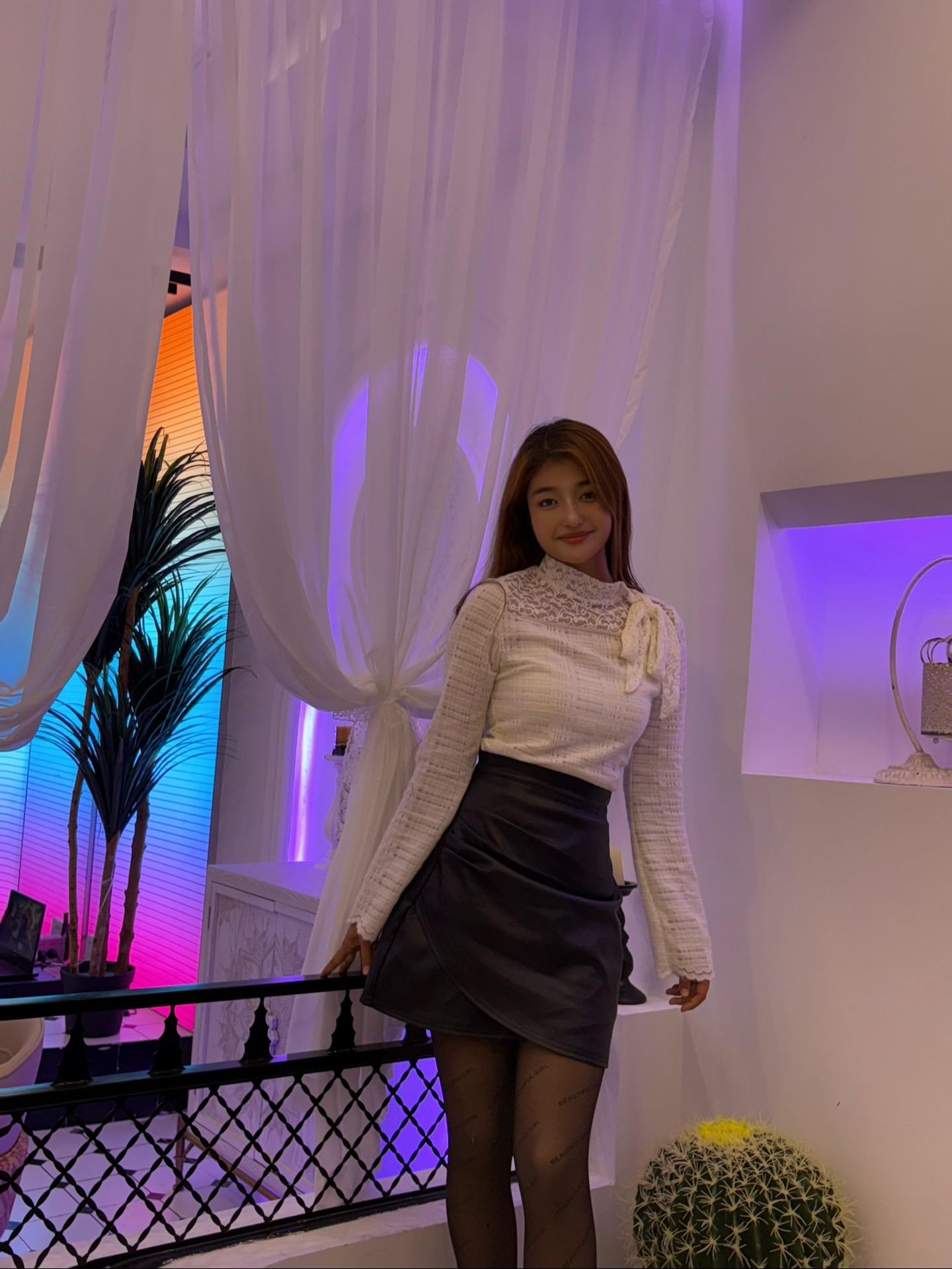 “ 所谓人生  就是听不完的谎言  看不透的人心  放不下的牵挂  经...
