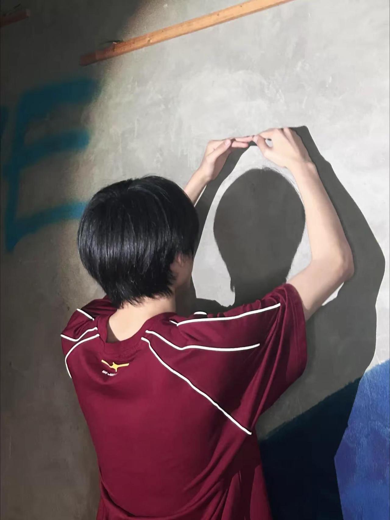 我遇到一个男孩 他高高瘦瘦 很可爱 他优点很多 他温柔聪明善良不服输 可他总是内