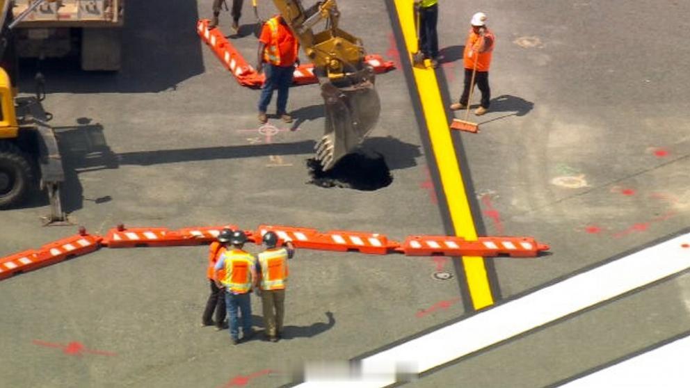 【拉瓜迪亚机场跑道旁路面塌陷 致数百架次航班取消或延误】据美国广播公司(ABC)