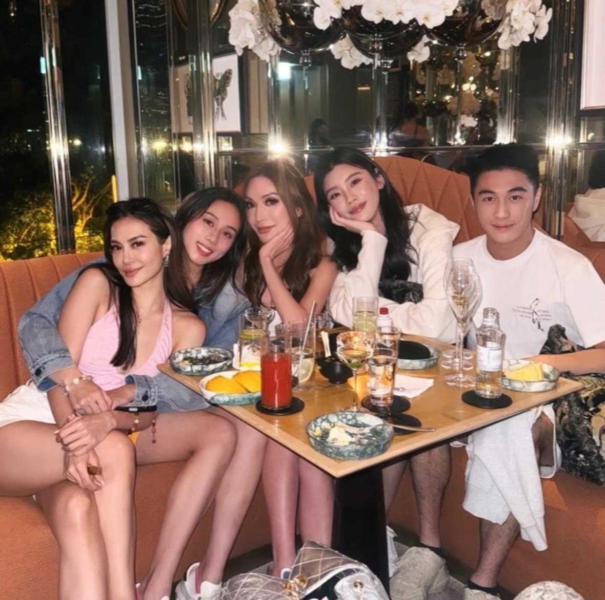 赌王的外孙女何锶珩（何鸿燊与二太蓝琼缨的外孙女）和赌王四房的小女儿何超欣关系一直