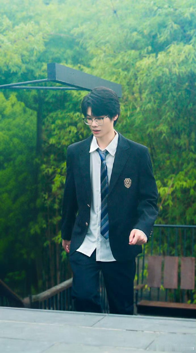 【旧照回顾】33Svan于去年同期公开DK制服写真。画面中，其身着深色西装校服，