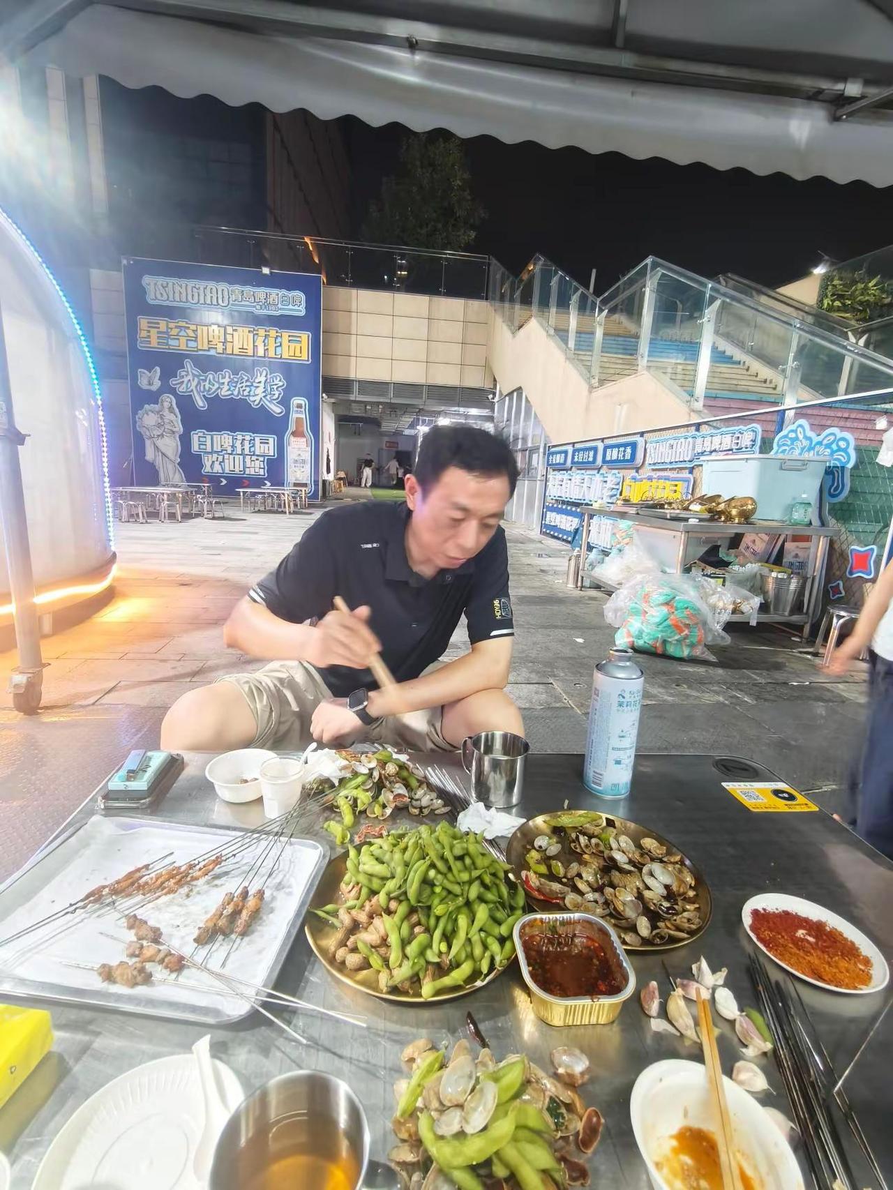 今天下午谈完客户，签完合同，我们的首席设计师说，猫哥，喝点去吧！这几天天天加班做