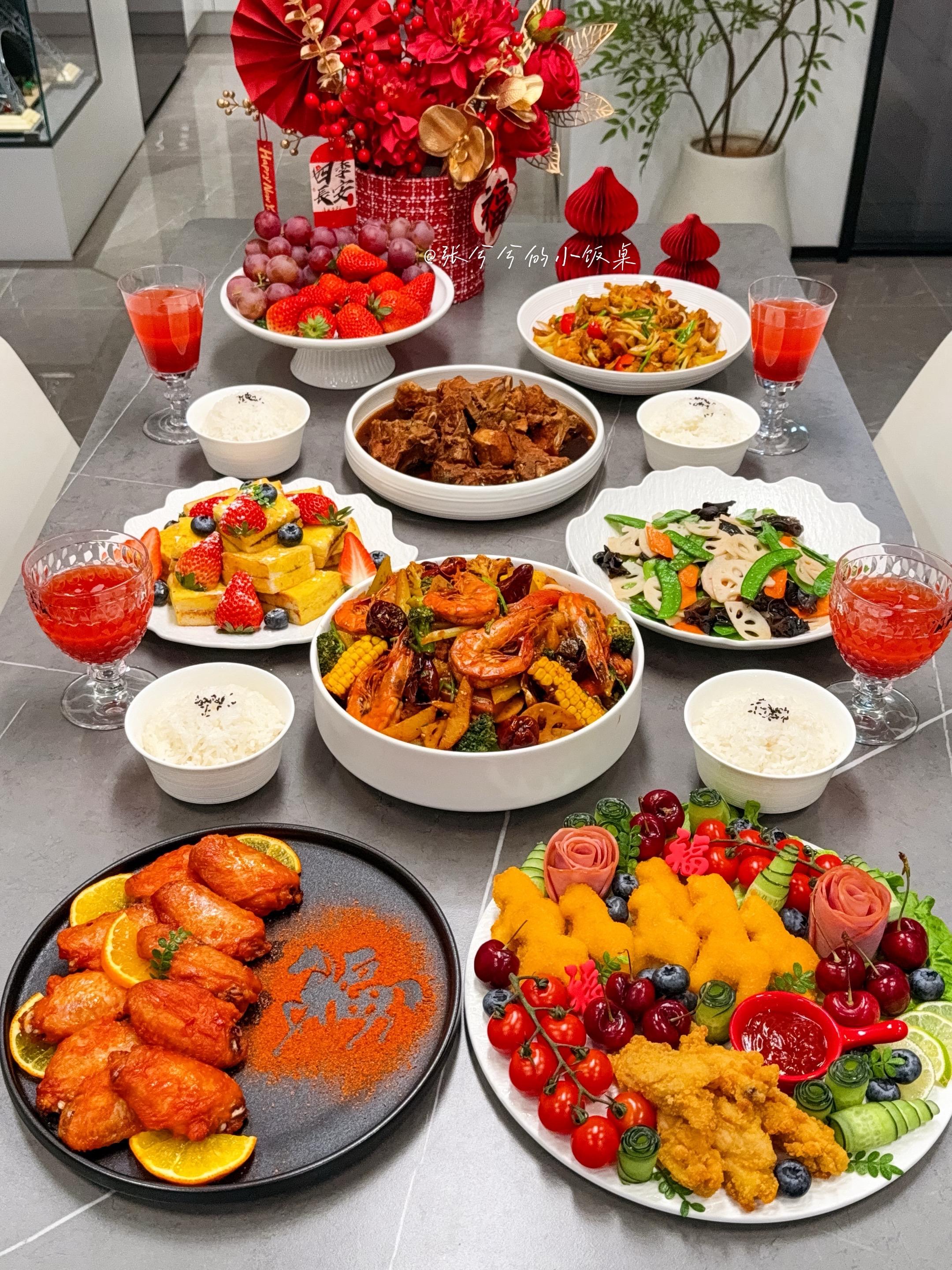 新年聚餐🧧把热闹和爱端上桌。过年最开心的时刻，其实是和家人朋友在一起...