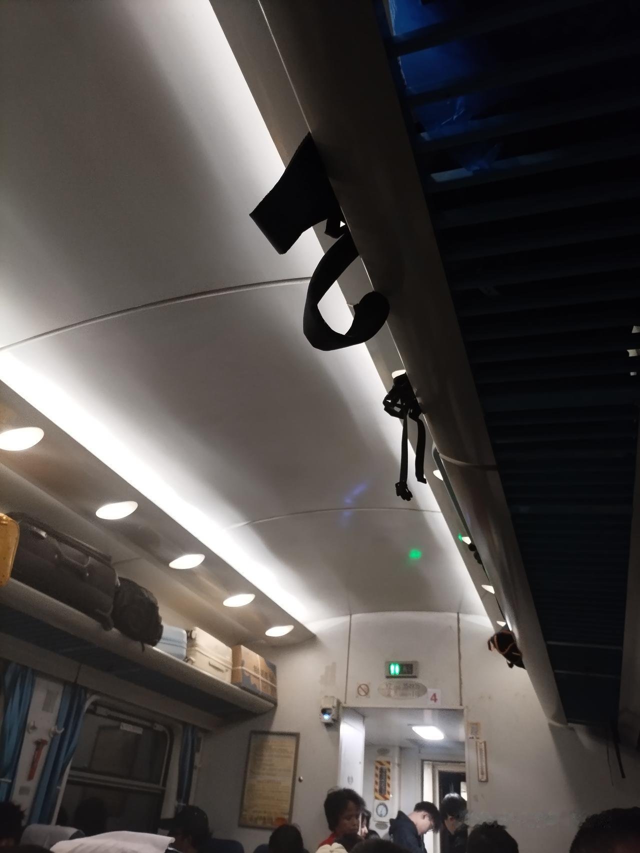 今天是4月29日，还没有到五一假期，我坐的绿皮火车，过道走廊有好几个人没有买到座