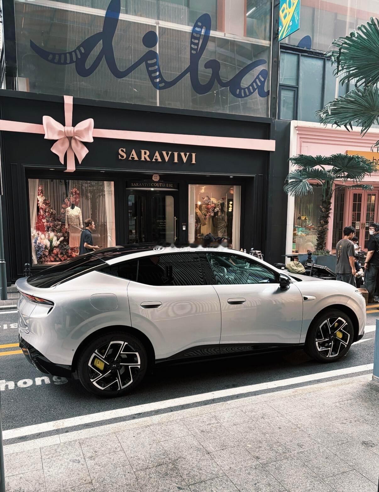 小鹏是一点儿也藏不住新车啊，小鹏MONA首款SUV，就冲这外观，再加上MONA的