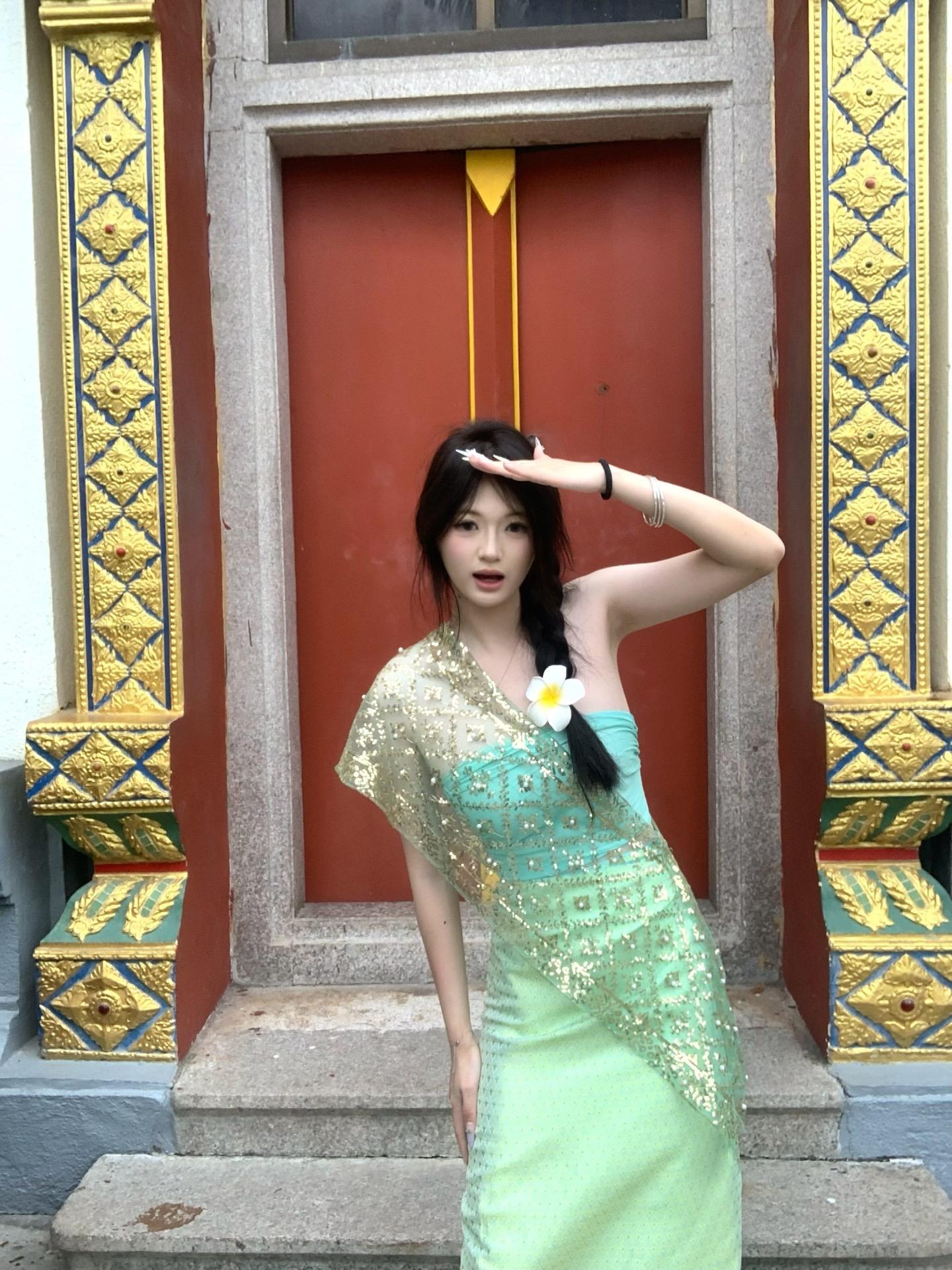 云想衣裳花想容.