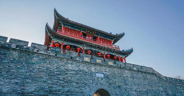 追《太平年》别只看剧情！烽烟里荆州城墙上的 “鬼火”，藏着大秘密
最近追《太平年