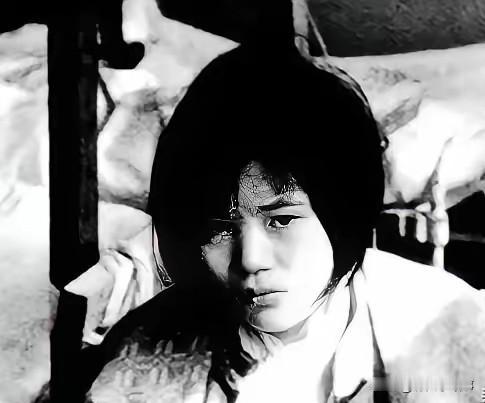 1937年，一个小姑娘落到了鬼子手里，鬼子急不可耐地就要霸王硬上弓，谁知，小姑娘