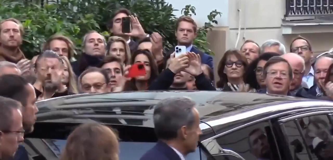 在一片欢呼和掌声中，法国前总统尼古拉·萨科齐离开家前往监狱 今天，70岁的萨科齐