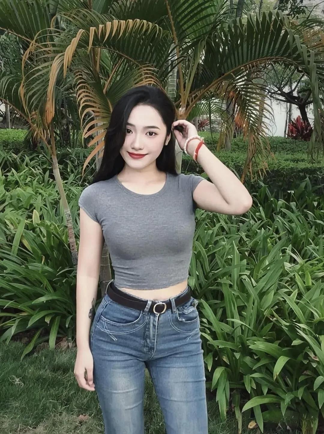 这姑娘在花园里拍照呢。