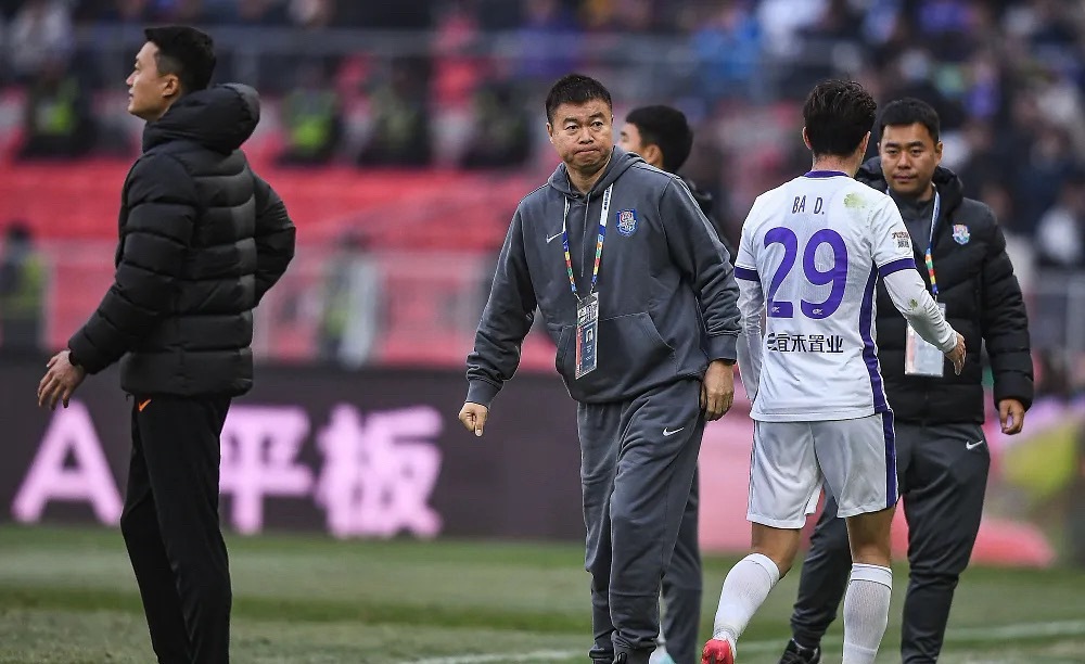 中超联赛第3轮，天津津门虎在客场以0-3完败升班马辽宁铁人，以1平2负的战绩仍积