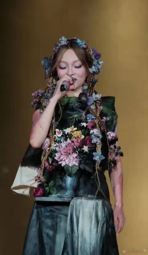 张韶涵百变天后赏味期25年 出道二十五周年，舞台风格无限解锁！精灵、机甲、女王造