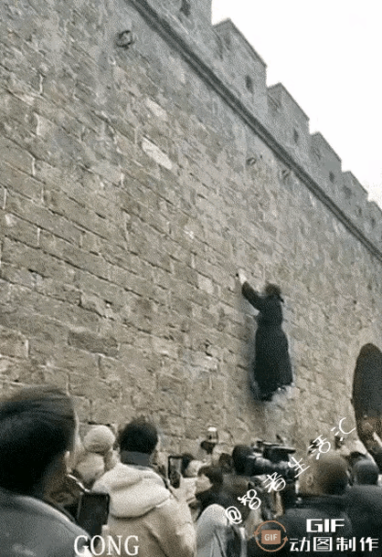 这是替父从军里的花木兰吗？这功夫杠杠的，飞岩走壁，谁说女子不如男