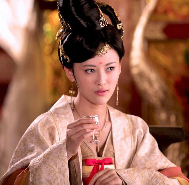 710年，唐中宗李显吃下安乐公主送来的食物后，顿时口吐鲜血。他指着女儿怒骂：“你