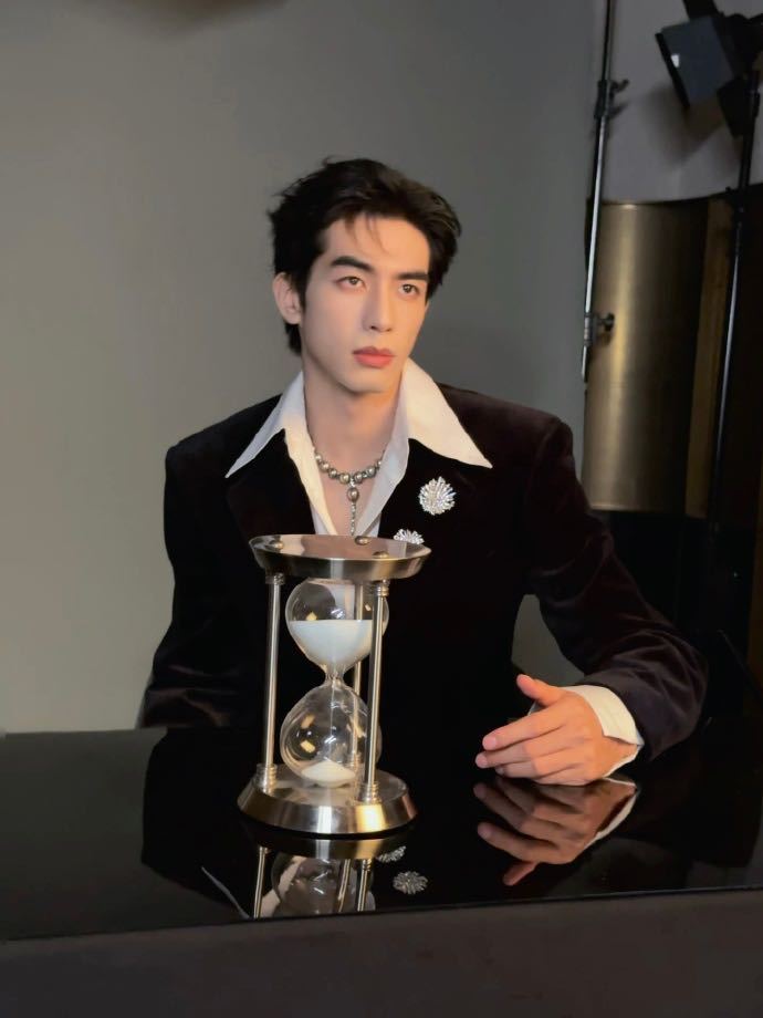 我宣布宋威龙就是我的新墙头！长得帅就算了，演技还这么好，打戏干净利落，感情戏又细