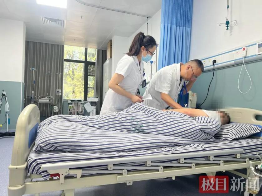 老张这波“铁杆球迷”人设，差点把命搭进去。

为了追世界杯，他连熬5天夜，啤酒就