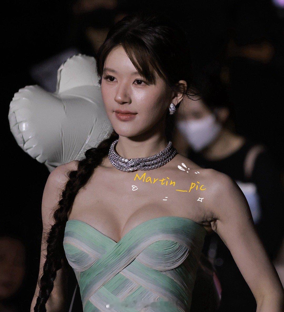 #赵露思[超话]# 露思Vogue高清生图第二弹！！呼之欲出[舔屏][舔屏]我直