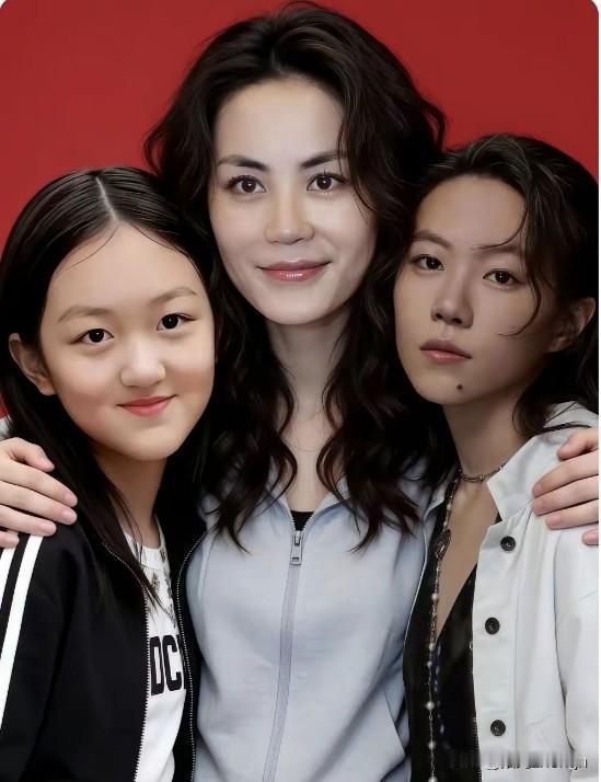 王菲的两个小棉袄贴心又亲热，跟她在一块笑的那叫一个甜。还有一个同频的男友谢霆锋，