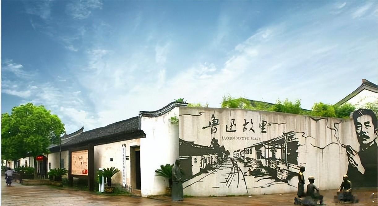 绍兴的风景真是“古色古香”，随便一拍都是水墨画～河道里的船慢悠悠地晃，好像在说：