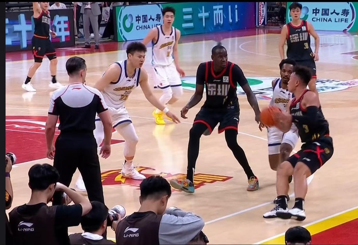 广厦80:91爆冷输给深圳，说实话，没了孙铭徽的广厦，完全就是另一支球队，彻底变