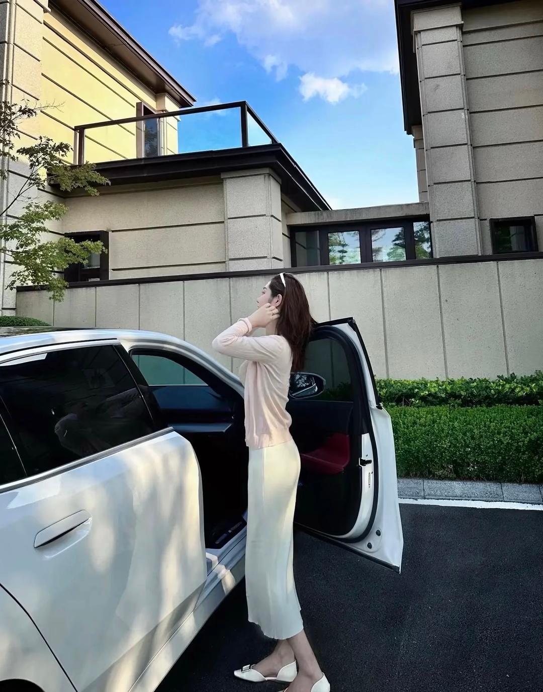优雅出街，浅粉色毛衣搭配白色长裤，轻松自在！💃🏻👗👠