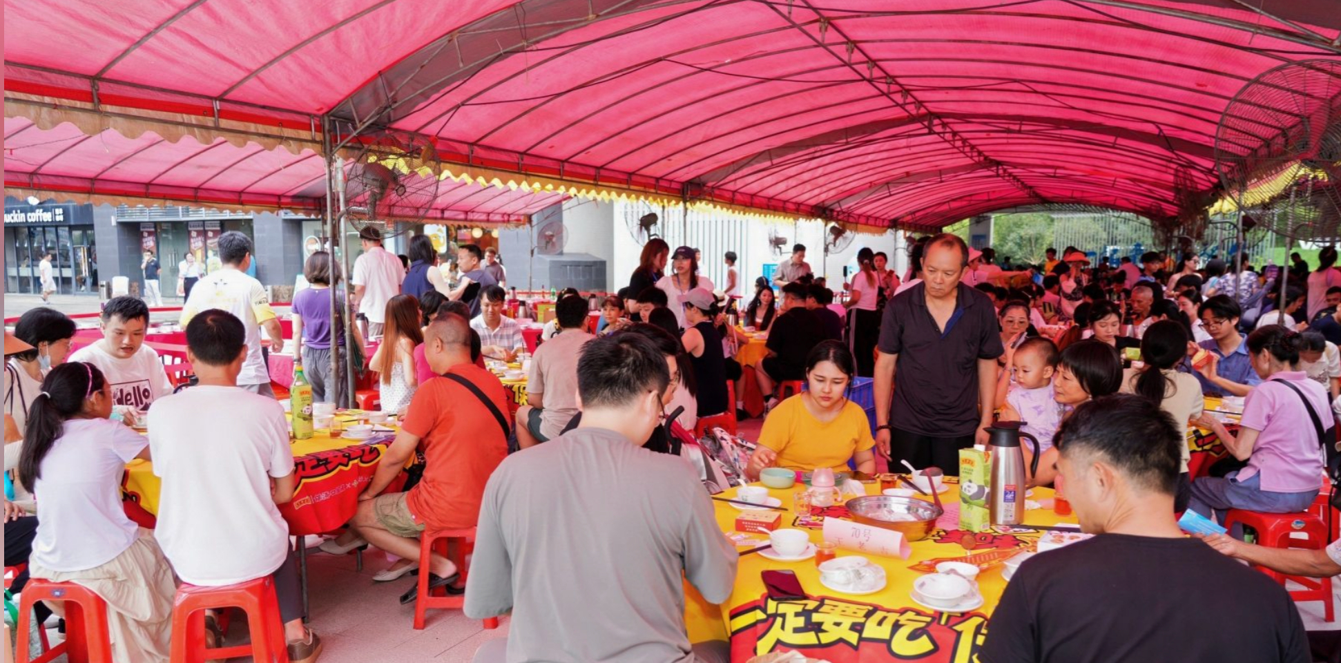龙舟饭长什么样美团买药广州龙舟饭现场人头攒动，盛大筵席搭配精彩舞狮，传统氛围十足