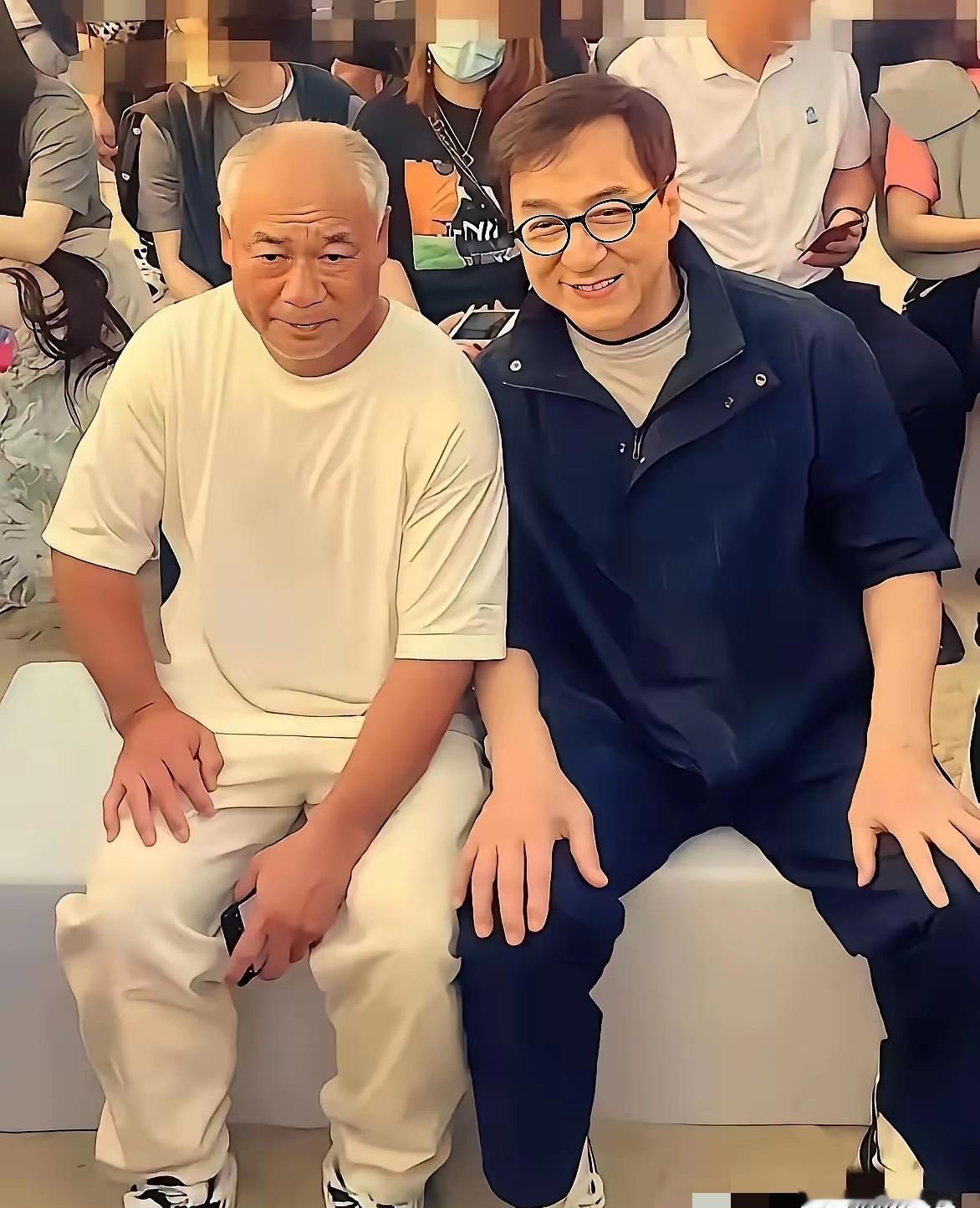成龙70岁还在片场吊威亚，李宁60岁却像70岁？
这9岁的年龄差背后，藏着两个男