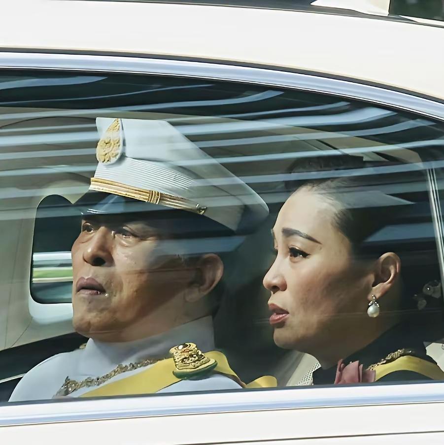 我陪你慢慢长大，却只能目送你离开！
泰王亲自迎接嫡长女帕公主遗体回宫，这位一向威