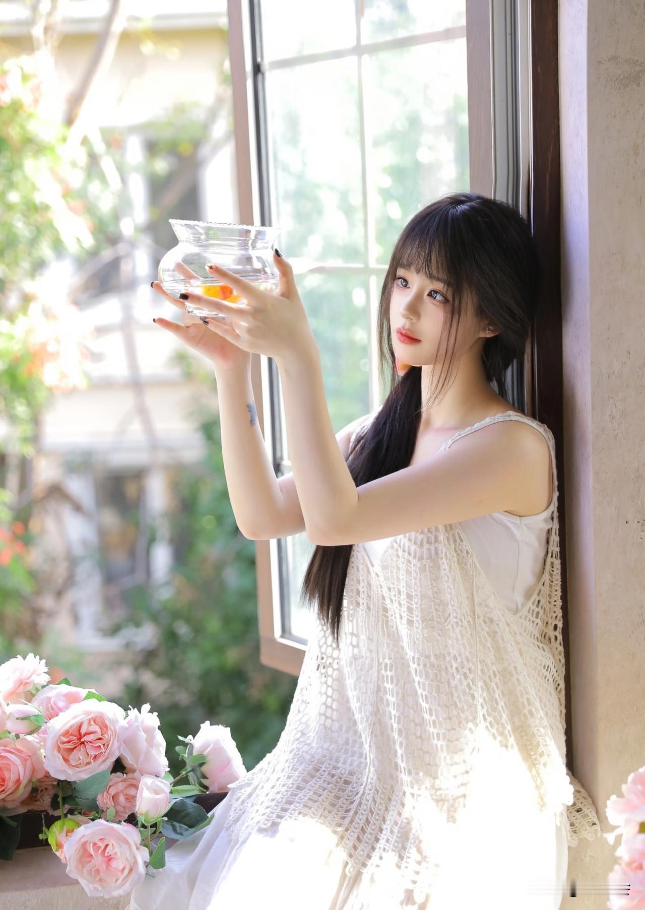 少女与鱼儿共舞