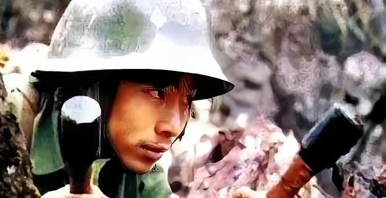 1984年，黄登平在站岗时，突然发现大雾中好像有人影在活动，他悄摸过去，扔了两颗